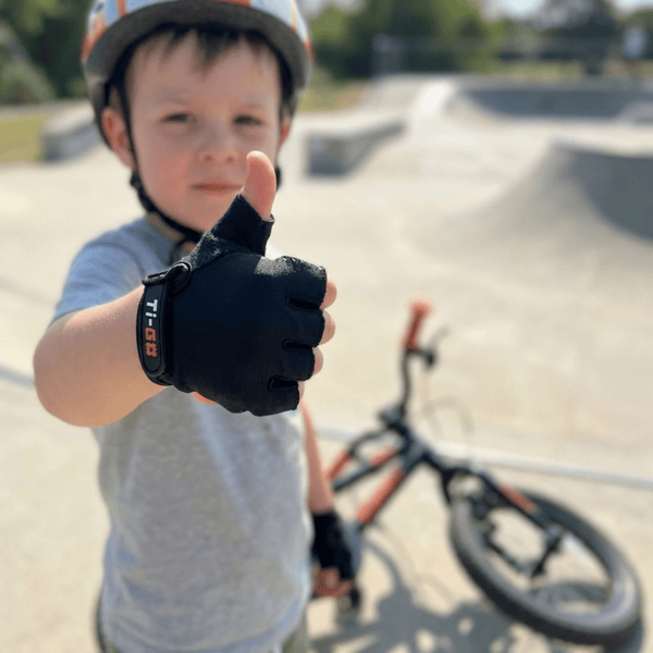 Ti-GO kids' short finger 'Carbon' cycling gloves – product photo 3