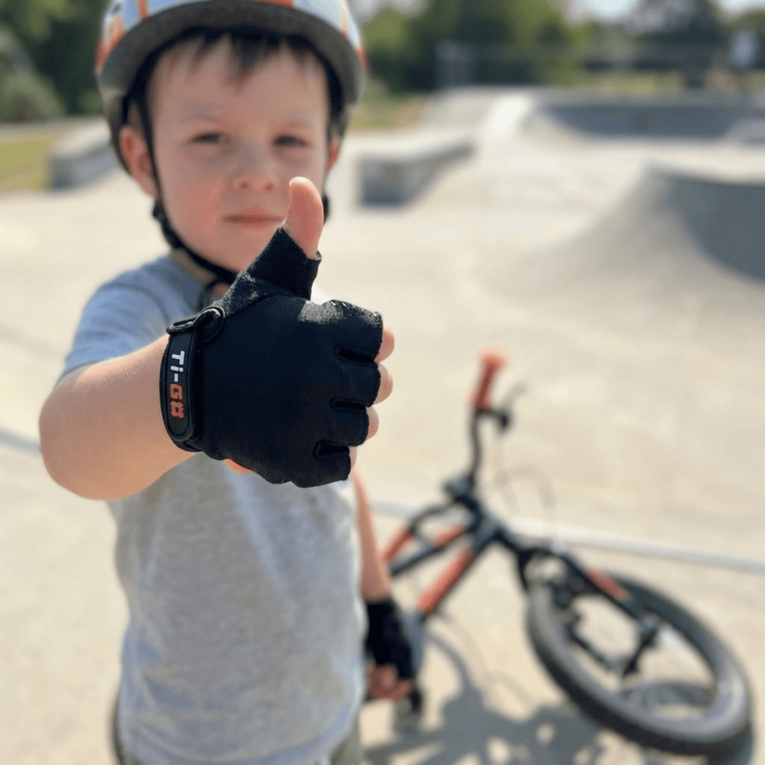 Ti-GO Kids Short Finger 'Carbon' Cycling Gloves